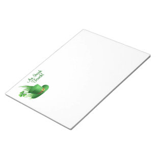 Ein irischer Leprechaun-Hut mit Kleeblatt im Gras Notizblock