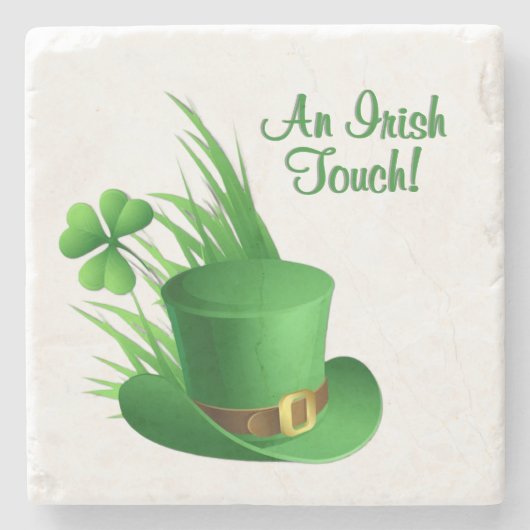Ein irischer Leprechaun-Hut mit Kleeblatt im Gras Steinuntersetzer (Vorderseite)