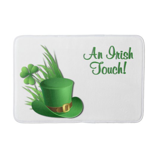 Ein irischer Leprechaun-Kleehut im Gras Badematte (Vorderseite)
