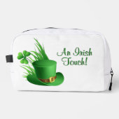 Ein irischer Leprechaun-Kleehut im Gras Waschbeutel (Vorderseite)