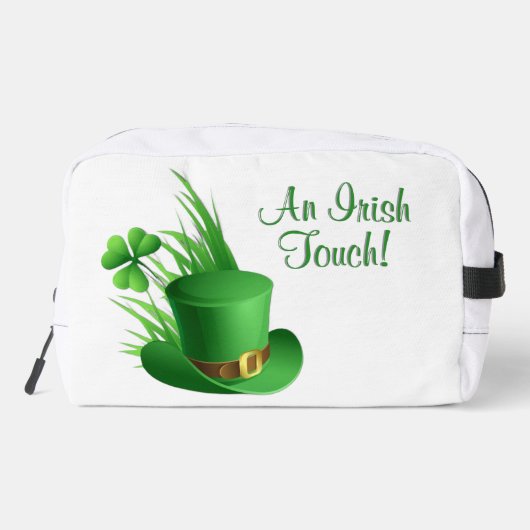 Ein irischer Leprechaun-Kleehut im Gras Waschbeutel (Rückseite)