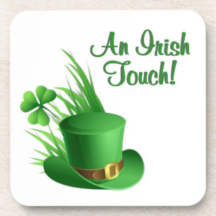 Ein irischer Leprechaun mit Nelkenhut im Gras Getränkeuntersetzer