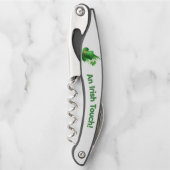 Ein irischer Leprechaun mit Nelkenhut im Gras Kellnermesser (Vorderseite)