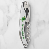 Ein irischer Leprechaun mit Nelkenhut im Gras Kellnermesser (Rückseite)