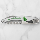 Ein irischer Leprechaun mit Nelkenhut im Gras Kellnermesser (Rückseite)