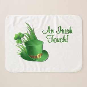 Ein irischer Leprechaun-Touch Kleeblatt Hut im Gra Sherpadecke