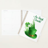 Ein irischer Leprechaun-Touch mit Kleeblatt-Hut im Planer (Anzeige)