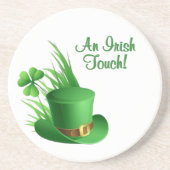 Ein irischer Leprechaun-Touch mit Kleehut im Gras Getränkeuntersetzer (Vorne)