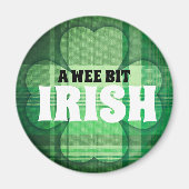 Ein irisches kariertes Kleeblatt mit einem Bit Magnet (Vorne)