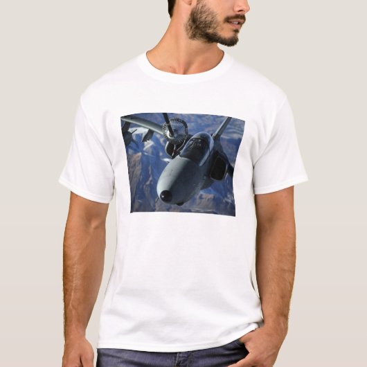 Ein italienischer AMX wird durch einen KC-10A-Exte T-Shirt (Vorderseite)