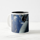 Ein italienischer AMX wird durch einen KC-10A-Exte Zweifarbige Tasse (Vorderseite Links)