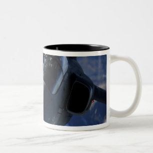 Ein italienischer AMX wird durch einen KC-10A-Exte Zweifarbige Tasse