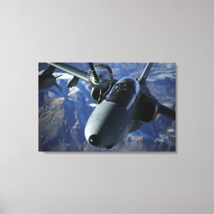 Ein italienisches AMX wird durch eine KC-10A Leinwanddruck