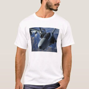 Ein italienisches AMX wird durch eine KC-10A T-Shirt