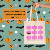 Ein Jack-O' Lantern mit Pumpkins Tragetasche