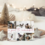 Ein Jahr der Erinnerung | Jahr in der FotoCollage Feiertagskarte<br><div class="desc">Schaffen Sie sich zu Weihnachten eine eindrucksvolle Stilkarte für Ihre Familie und Freunde, indem Sie Fotos der besonderen Momente Ihrer Familie teilen. Das einzigartige, moderne Design der Ferienkarte bietet sechs beliebte Fotos in einem Collage-Layout mit Ihrem Familiennamen und "Ein Jahr zum Erinnern" durch das Zentrum. Cranberry Rot und sanfte Holzkohle...</div>