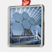 Ein James Webb Space Telescope-Array Ornament Aus Metall (Links)