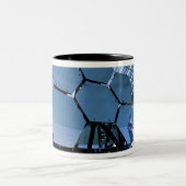 Ein James Webb Space Telescope-Array Zweifarbige Tasse (Mittel)