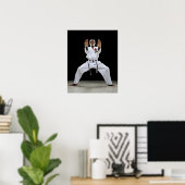 Ein Junge (15 Jahre alt) in Karate Uniform mit Poster (Heimbüro)