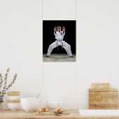 Ein Junge (15 Jahre alt) in Karate Uniform mit Poster (Küche)