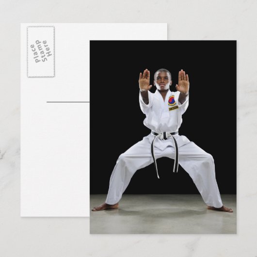 Ein Junge (15 Jahre alt) in Karate Uniform mit Postkarte (Vorne/Hinten)
