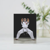 Ein Junge (15 Jahre alt) in Karate Uniform mit Postkarte (Stehend Vorderseite)