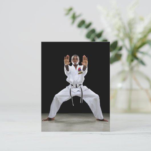Ein Junge (15 Jahre alt) in Karate Uniform mit Postkarte (Stehend Vorderseite)