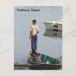 Ein Junge auf einem Boot Postkarte