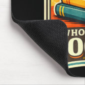Ein Junge, der Bücher liebt, lustiger Bibliophiler Mousepad (Ecke)