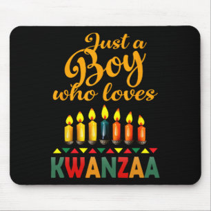 Ein Junge, der Kwanzaa Kinara Afrikanischer Stolz Mousepad