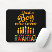 Ein Junge, der Kwanzaa Kinara Afrikanischer Stolz Mousepad (Mit Mouse)