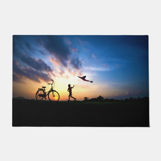 Ein Junge - ein Fahrrad - eine Kitesurfmatte Fußmatte (Vorderseite)