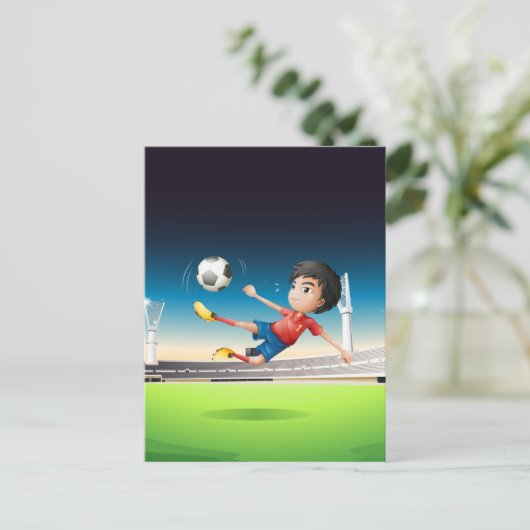 Ein Junge in roter Uniform auf dem Fußballplatz Postkarte (Stehend Vorderseite)
