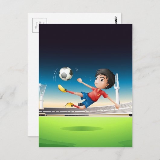 Ein Junge in roter Uniform auf dem Fußballplatz Postkarte (Vorne/Hinten)