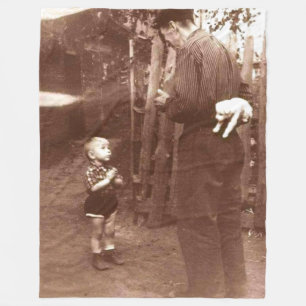 EIN JUNGE IST DIE ERSTE PUPPIE FLEECEDECKE