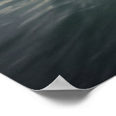 Ein Junge und ein Boot im Wasser Poster (Ecke)