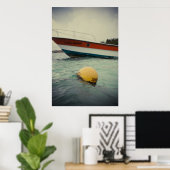 Ein Junge und ein Boot im Wasser Poster (Heimbüro)