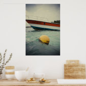 Ein Junge und ein Boot im Wasser Poster (Küche)