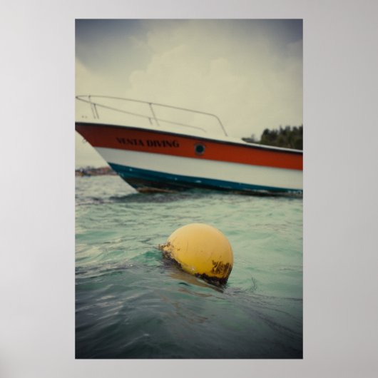 Ein Junge und ein Boot im Wasser Poster (Vorne)