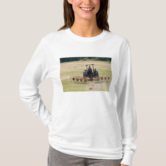 Ein junger Junge, der ein Traktorernten fährt T-Shirt (Vorderseite)