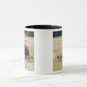 Ein junger Junge, der ein Traktorernten fährt Tasse (Zentrum)