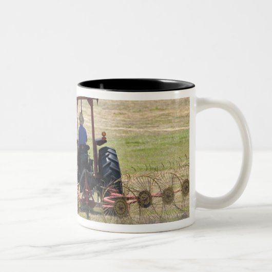 Ein junger Junge, der ein Traktorernten fährt Zweifarbige Tasse (Rechts)