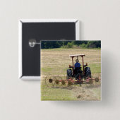 Ein junger Junge fährt einen Traktor zur Ernte Button (Vorne & Hinten)