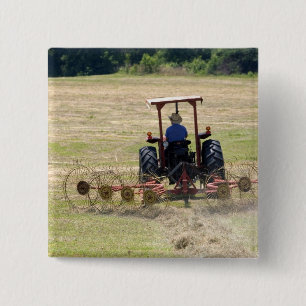 Ein junger Junge fährt einen Traktor zur Ernte Button