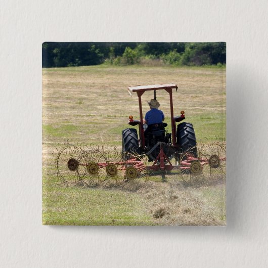 Ein junger Junge fährt einen Traktor zur Ernte Button (Vorderseite)