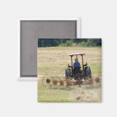 Ein junger Junge fährt einen Traktor zur Ernte Magnet (Vorderseite/Rückseite)