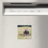 Ein junger Junge fährt einen Traktor zur Ernte Magnet (In Situ (Geschirrspüler))