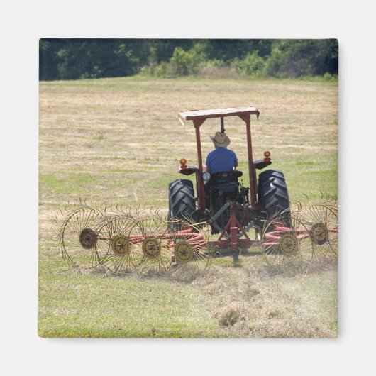 Ein junger Junge fährt einen Traktor zur Ernte Magnet (Vorne)