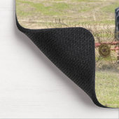 Ein junger Junge fährt einen Traktor zur Ernte Mousepad (Ecke)