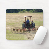 Ein junger Junge fährt einen Traktor zur Ernte Mousepad (Mit Mouse)